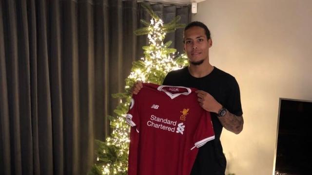 Virgil van Dijk posando con la camiseta del Liverpool.