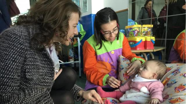 Aurelia Sánchez, durante su visita al Centro de Atención Temprana en Motilla del Palancar (JCCM)