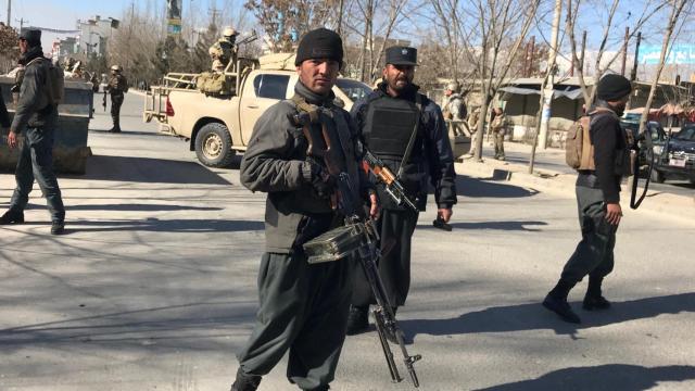 La Policía de Kabul acordona la zona del atentado.