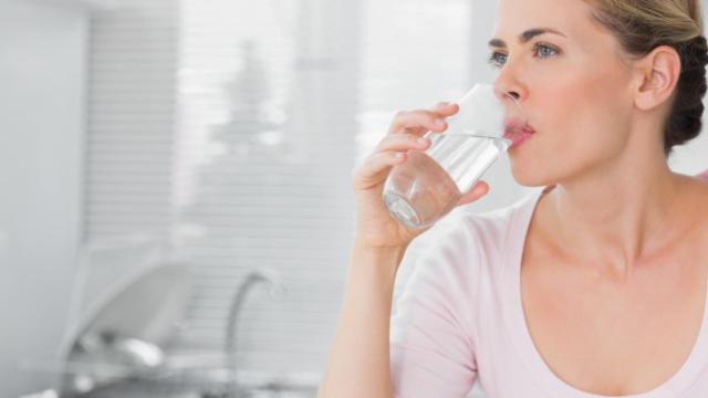 No es un mito: beber agua ayuda a adelgazar.