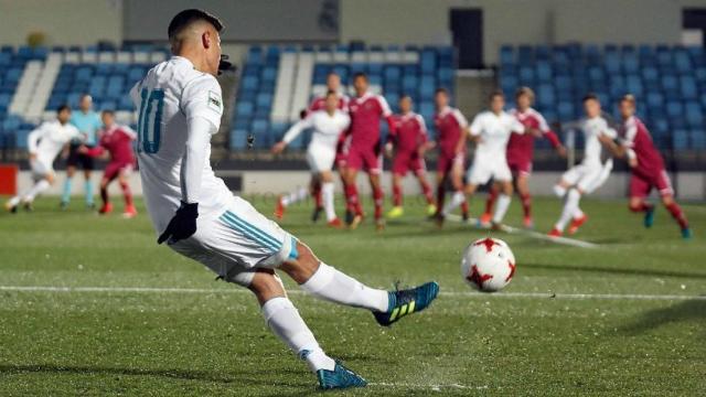 Óscar Rodríguez lanzando una falta