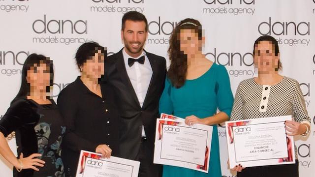 Daniel Lucia, en el centro, repartiendo premios en un evento de moda.