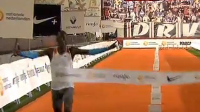 Kiptanui en el momento de cruzar la línea de meta.