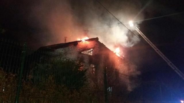 Estado en que ha quedado el edificio donde vivía el anciano, en Bárcena de Cicero.