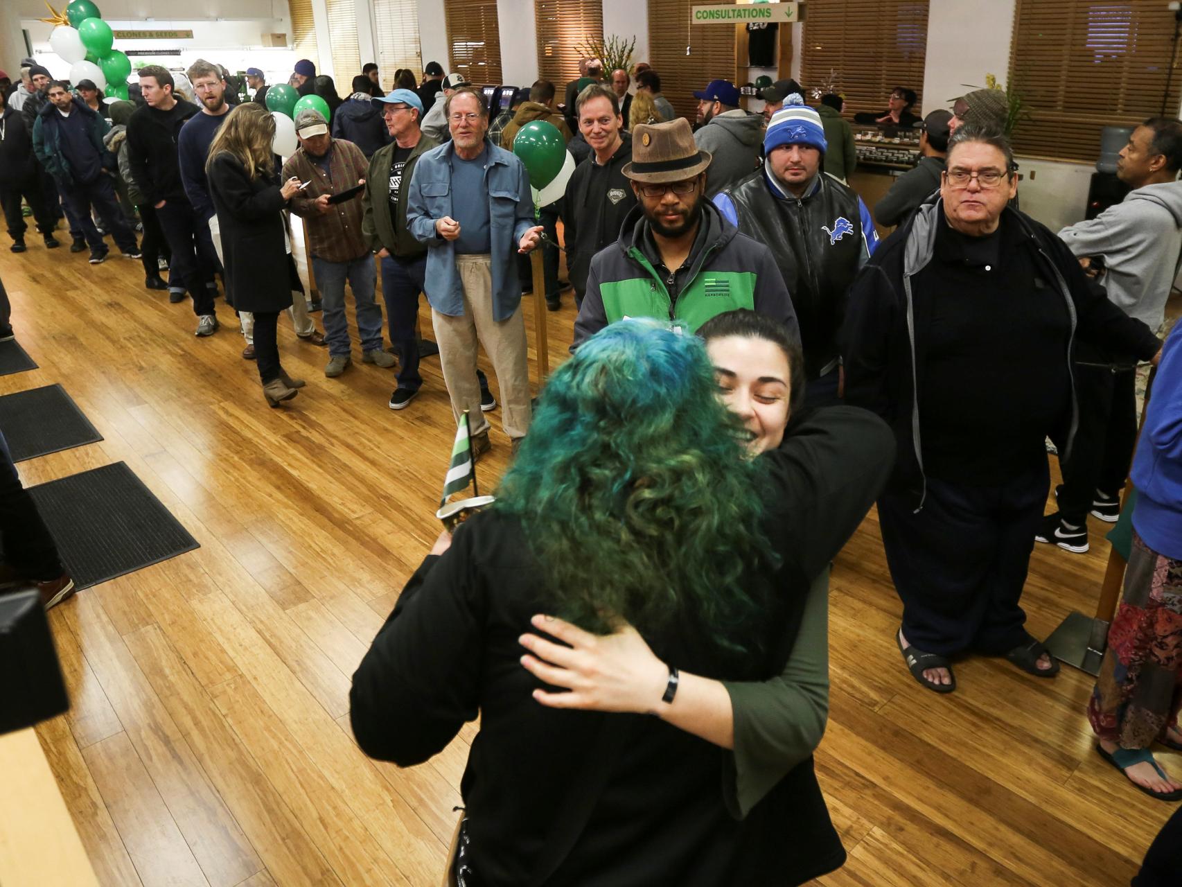 Filas en una tienda donde se vende marihuana en California.