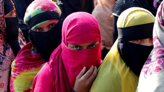 Refugiados rohinyá esperando ayudas en el campo de refugiados de Kutupalong.