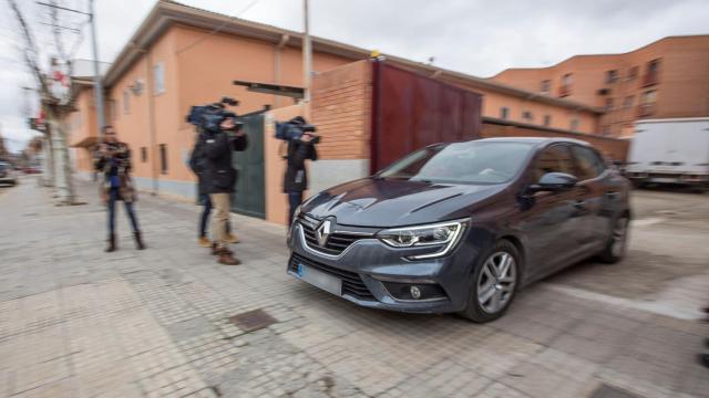 La menor que denunció abusos sexuales el pasado mes de diciembre por parte de tres jugadores de la Arandina CF, junto con su padre, abandona en coche el Juzgado de Aranda de Duero.