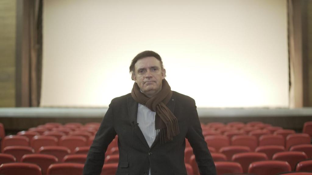 Juan posa para El Español en la sala de El Madrigal