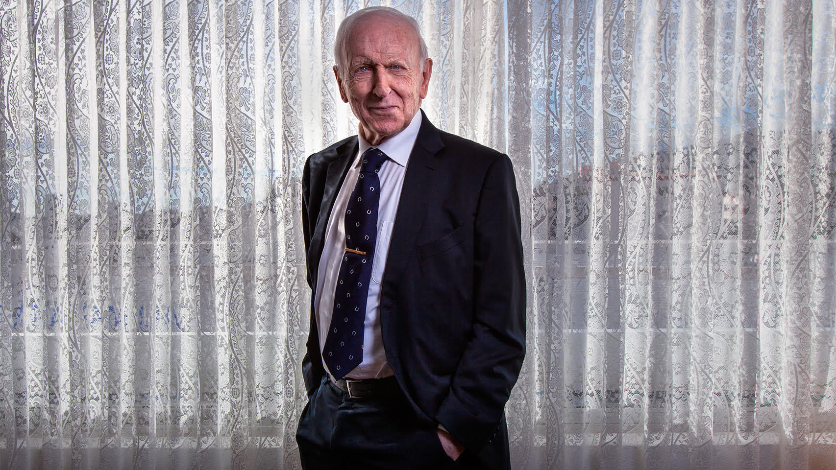 Leopoldo Abadía (Zaragoza, 1933) en su despacho.