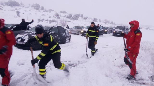 Efectivos de la UME en la intervención para despejar la AP-6.