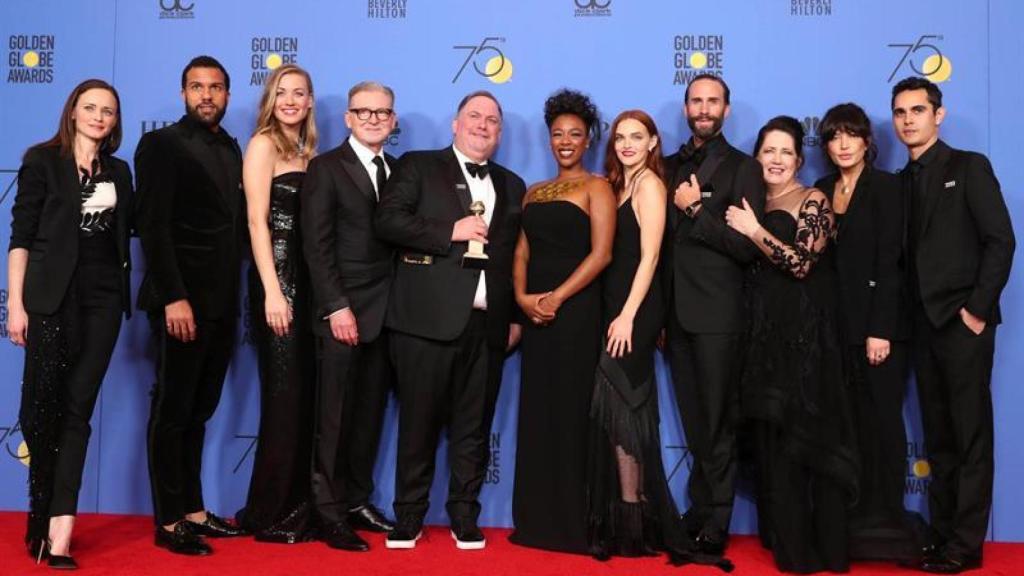El equipo de El cuento de la criada con su Globo de Oro.
