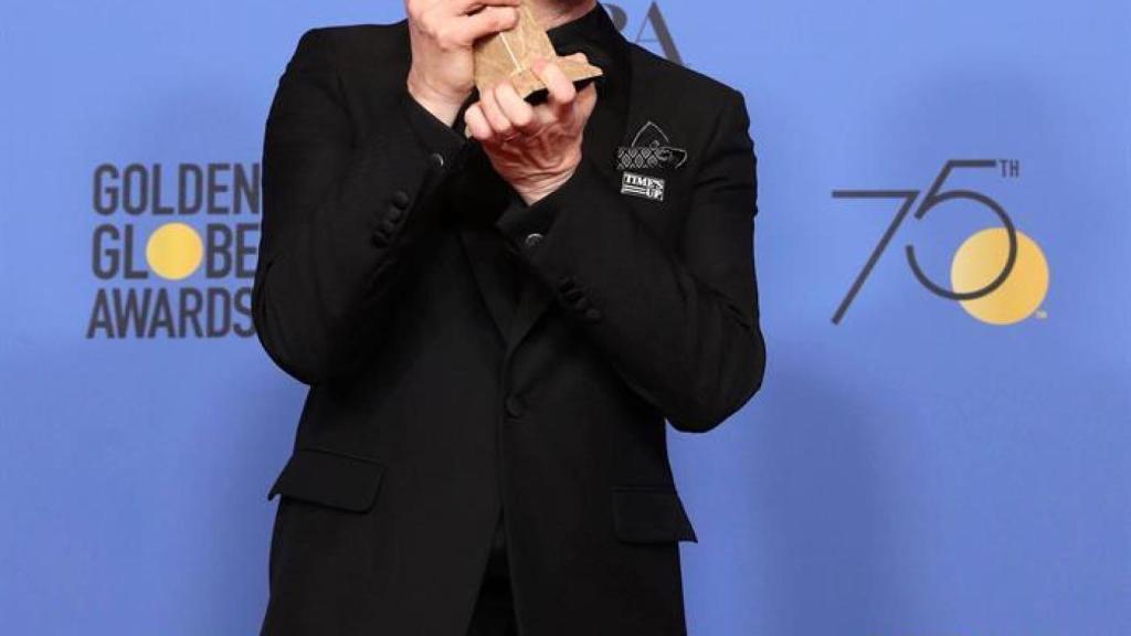 Gary Oldman posa con su Globo de Oro.