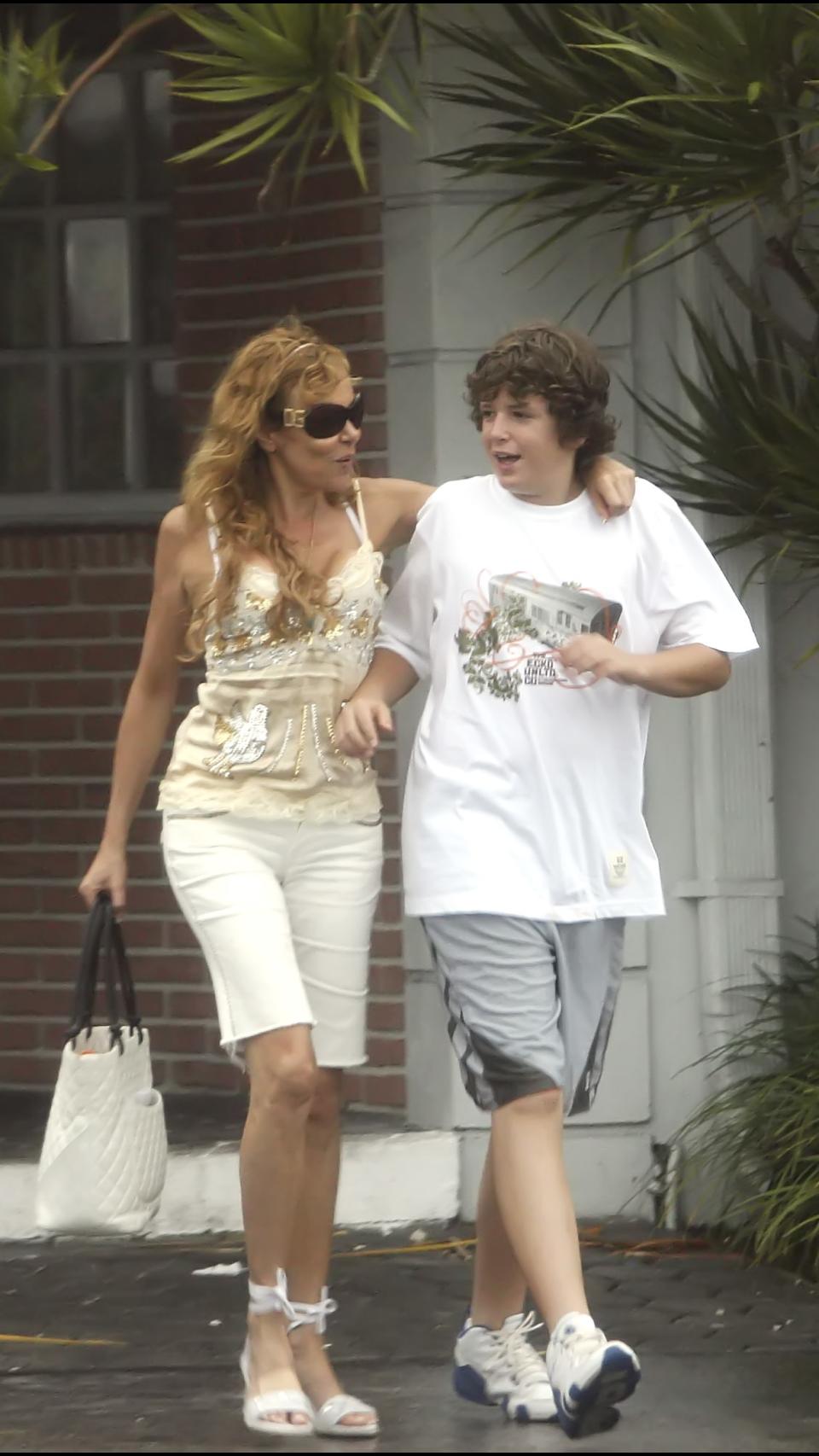 La actriz y su hijo, en una imagen de cuando Álex era adolescente.