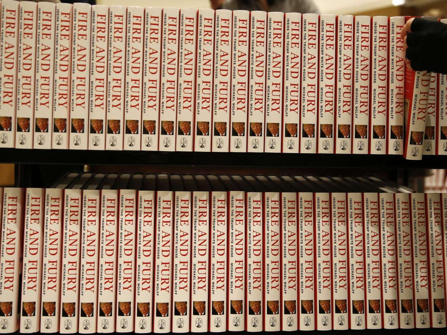 El libro de Michael Wolff en los expositores de las librerías norteamericanas.