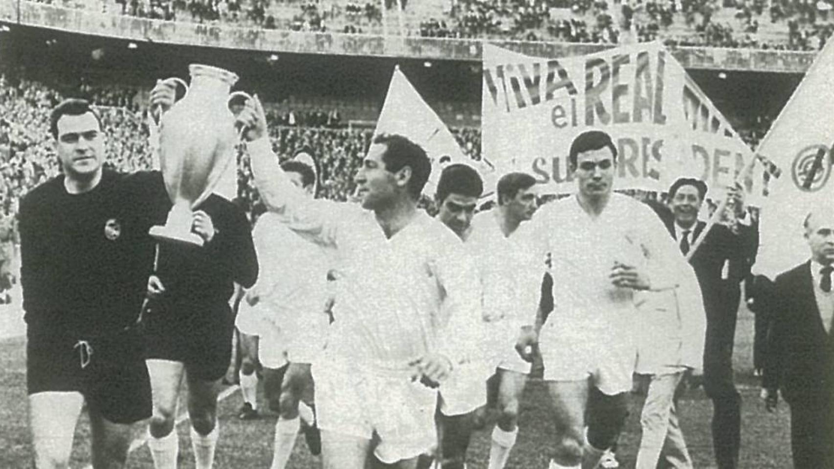 Paco Gento, con su sexta Copa de Europa.