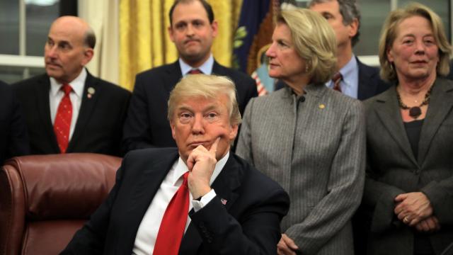 Donald Trump tras una reunión en el Despacho Oval.