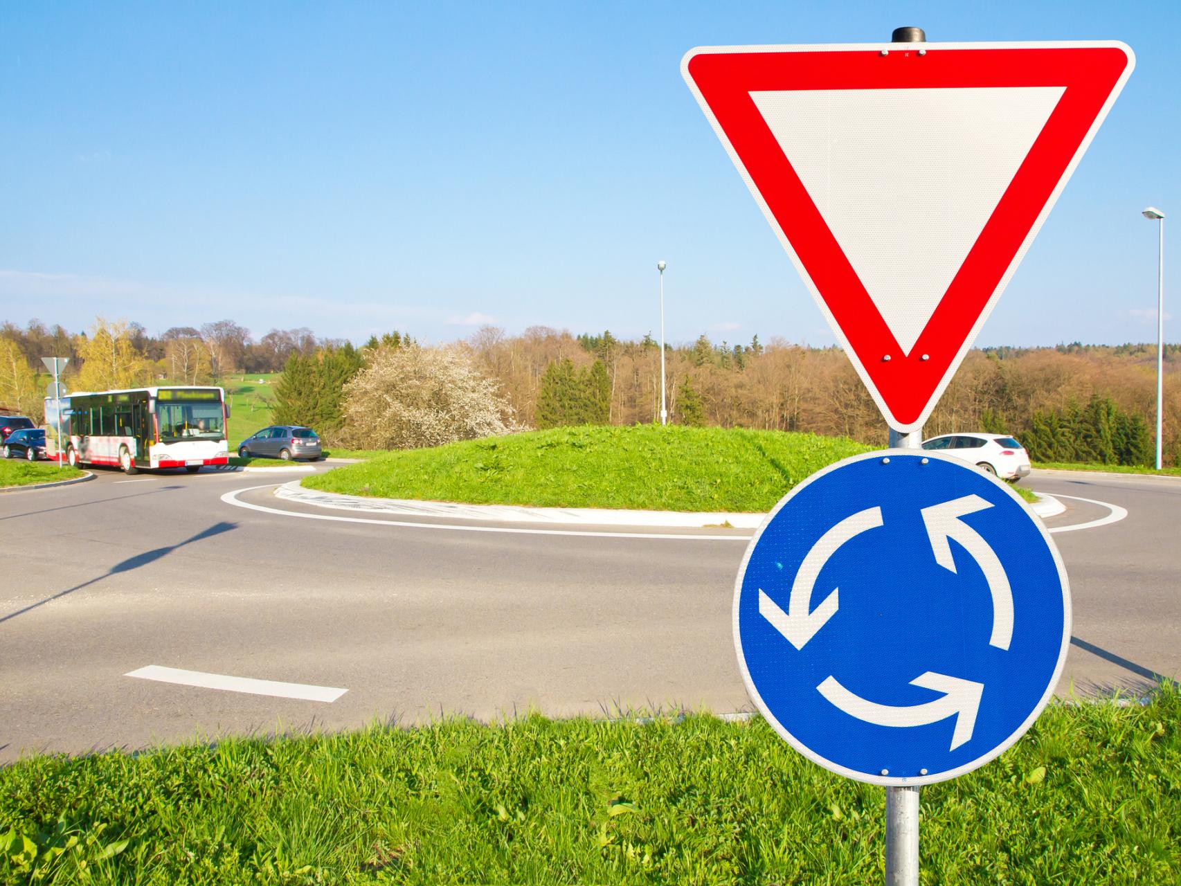 Intenta escapar de un control de alcoholemia dando 17 vueltas a una rotonda