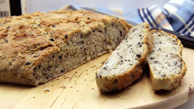 PAN DE ACEITUNAS NEGRAS Y ORÉGANO CON TMX Servir