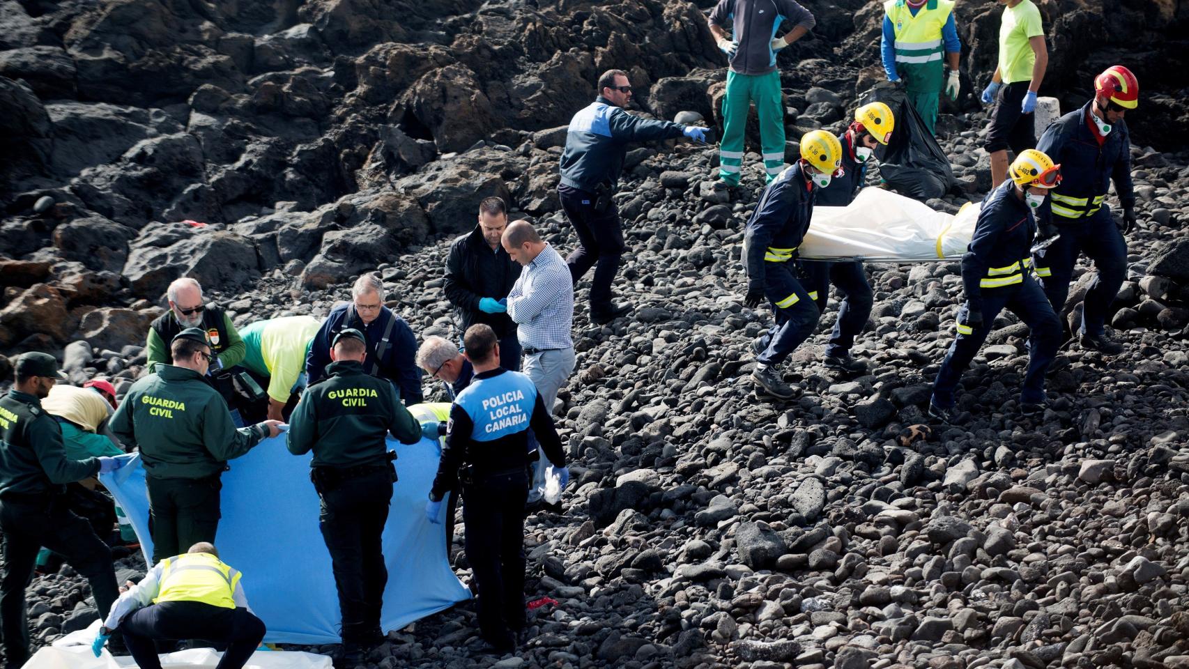 Efectivos policiales y de los servicios de Emergencias en la playa Bastián de Costa Teguise, donde siete inmigrantes magrebíes han perdido la vida y otro se encuentra en estado crítico tras encallar este mediodía una patera.