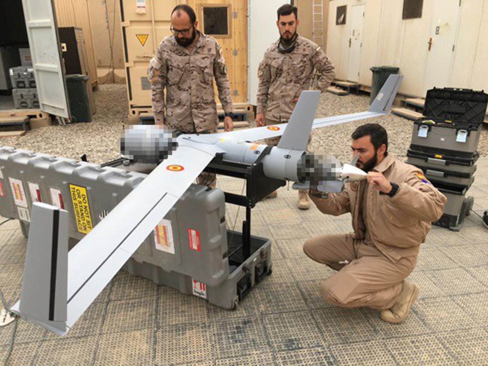 Miembros de la Armada española preparan el Scan Eagle para el vuelo.