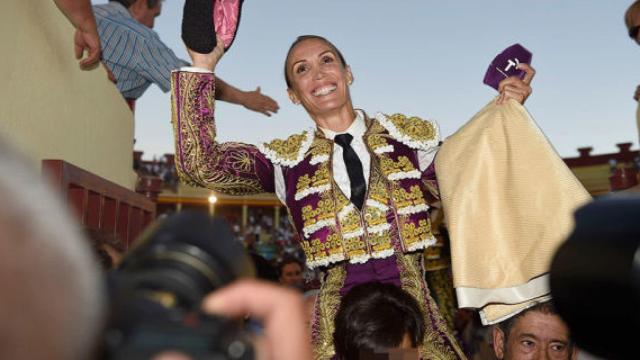 Cristina Sánchez, a hombros en su reaparición