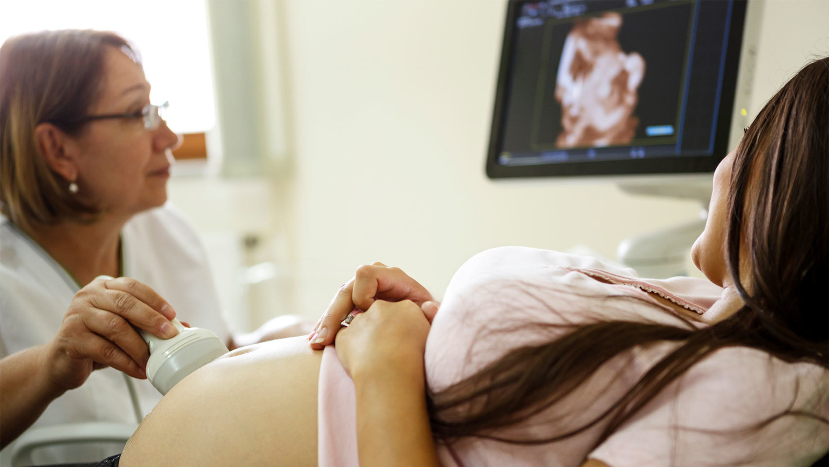 Una mujer se somete a una ecografía.