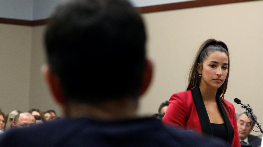 La estrella de la gimnasia Aly Raisman mira a Larry Nassar durante el juicio