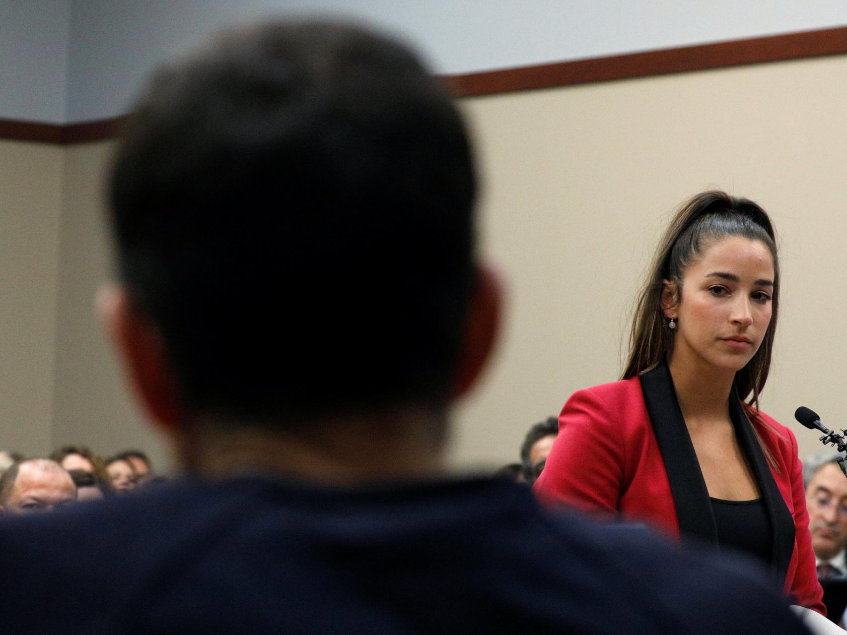 La estrella de la gimnasia Aly Raisman mira a Larry Nassar durante el juicio