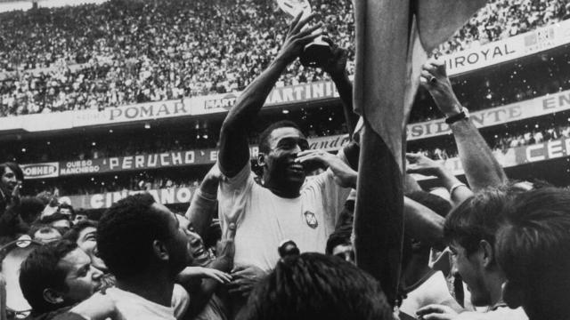 La victoria en aquél Mundial de Suecia, el primero de los tres que consiguió 'O Rei' dio el salto a la fama de Pelé, aquí con la Copa del Mundo lograda en 1958. Comenzaba la leyenda.