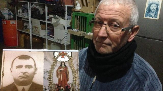 Francisco, al que se le conoce como santo Martillo, dice que tiene el don de sanar a personas desde hace 19 años, cuando vio a la Virgen de Fátima. Cuenta que es el relevo de otros taumaturgos de la zona, como el santo Custodio, cuya imagen sostiene en las manos.
