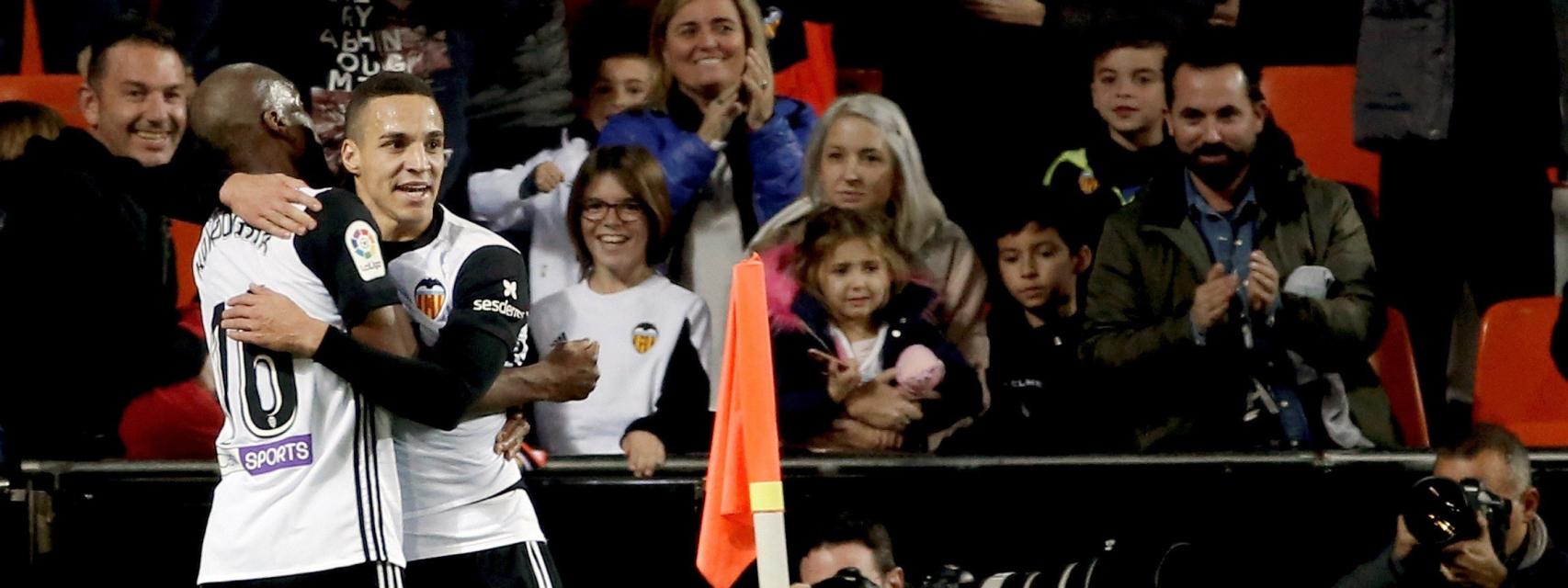 Los jugadores del Valencia celebran un gol.