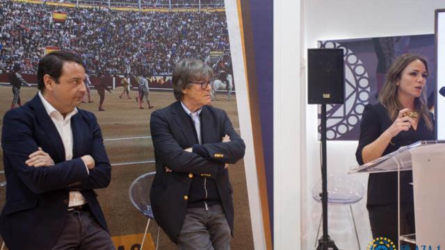 Rafael García Garrido y Simón Casas escuchan a la presentadora Victoria Collantes