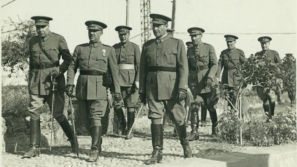Franco (centro) y varios de sus oficiales en una foto de mayo de 1936.