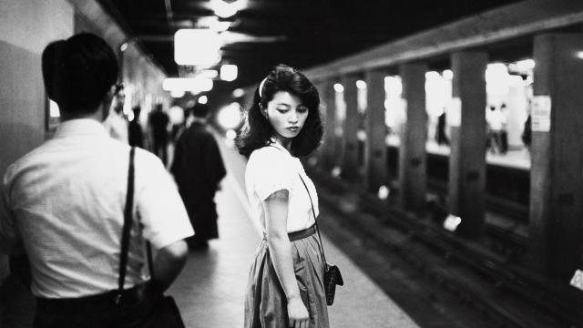 Chica en el metro, Tokio, 1981.