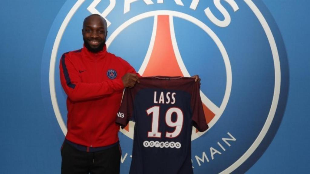 Lass Diarra posa con al camiseta del PSG