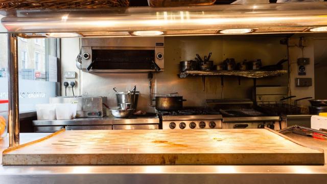 La cocina de un restaurante repleta de suciedad.