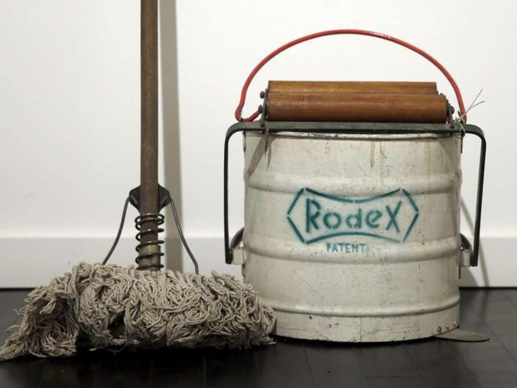 Fregona y cubo, inventado por Manuel Jalón, de la marca Rodex.