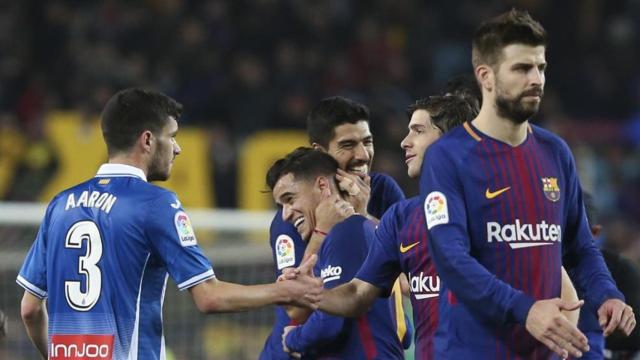 Piqué, en primer plano, en el derbi ante el Espanyol.
