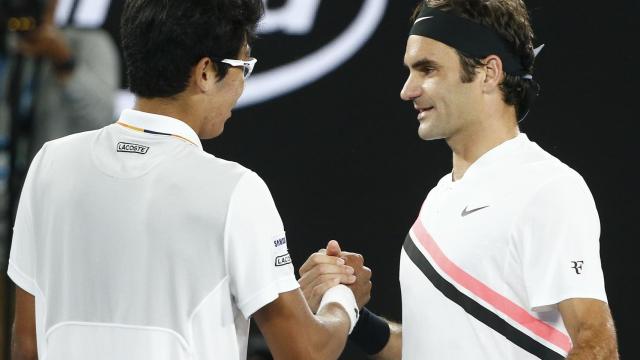 Federer, saludando a Chung tras la retirada.