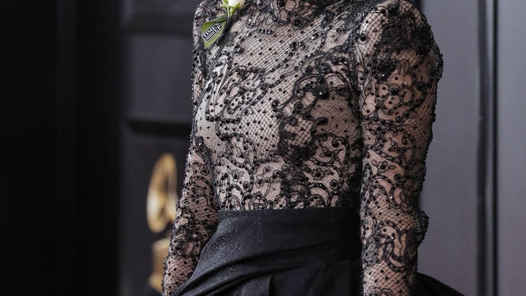 Lady Gaga, a su llegada a los Grammy, con la rosa blanca.