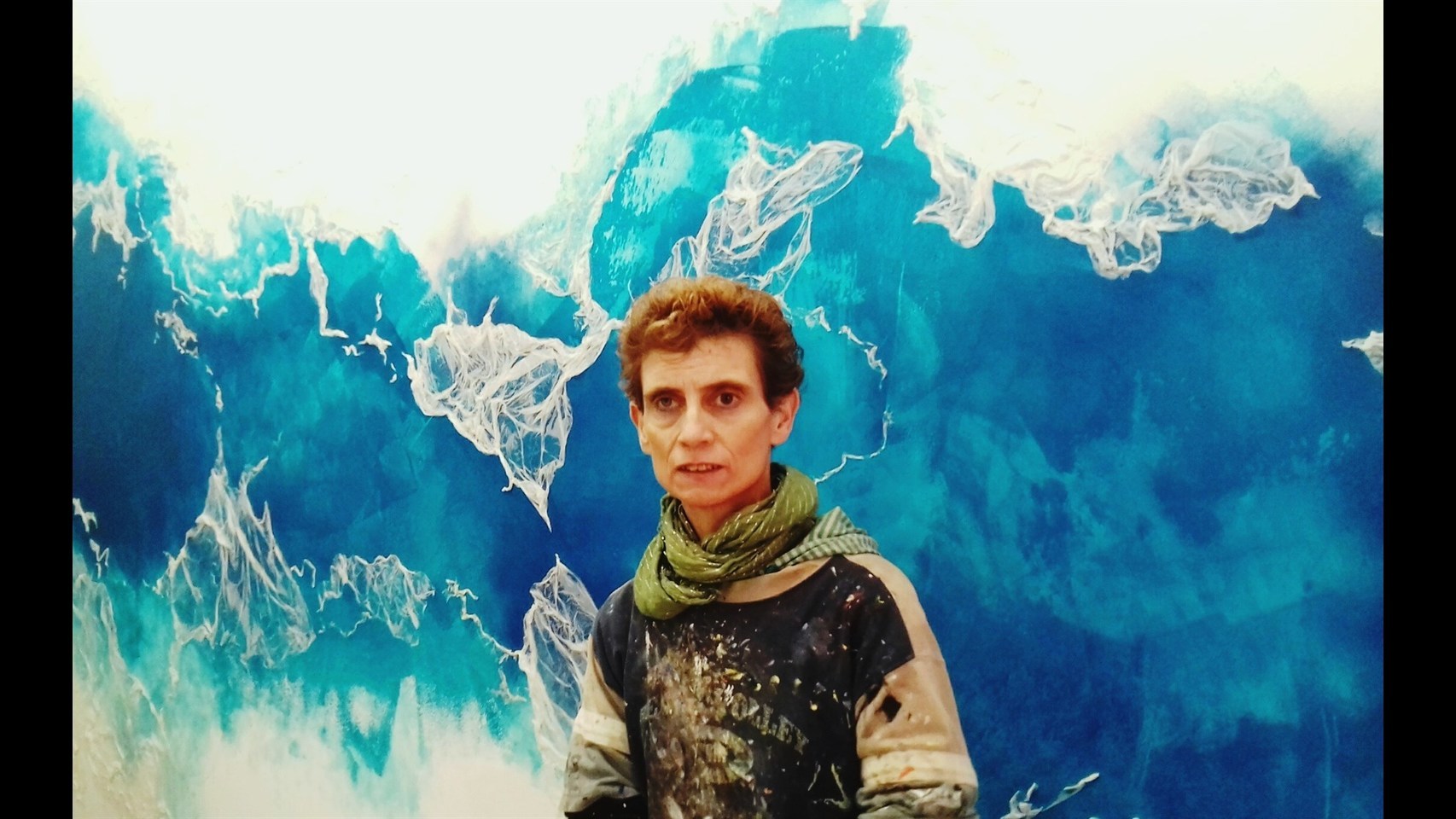 La artista ciega Kelly Arrontes pinta un muro de 125 metros en el Parc Cientific de Barcelona.