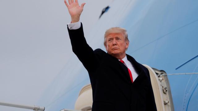 Trump entrando en el Air Force One