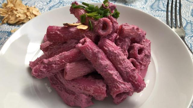 macarrones salsa anacardos remolacha