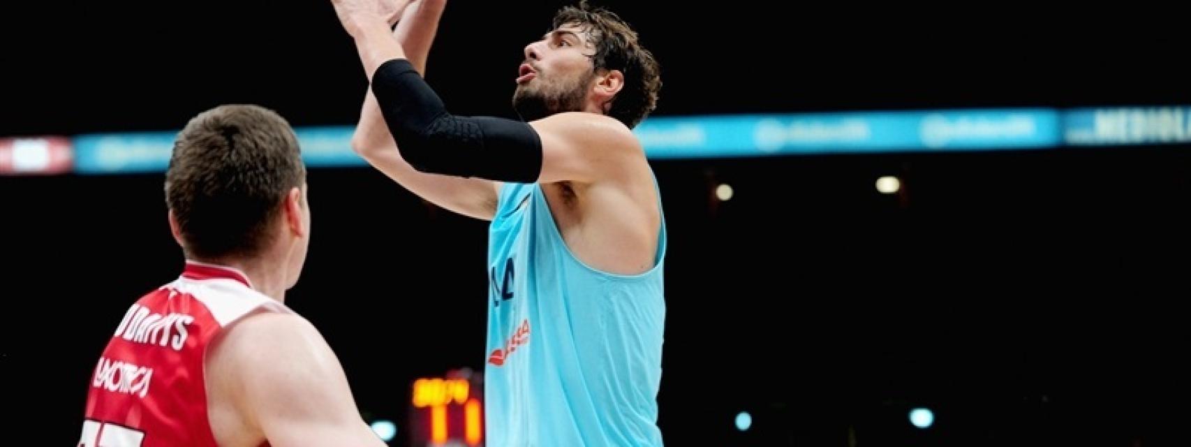 Ante Tomic busca la canasta en la ida.