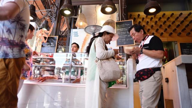 Dos turistas de compras durante sus vacaciones.