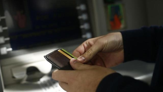 Imagen de archivo de un cliente operando en un cajero.