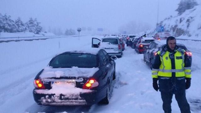 Coches afectados por la nieve en la AP-6
