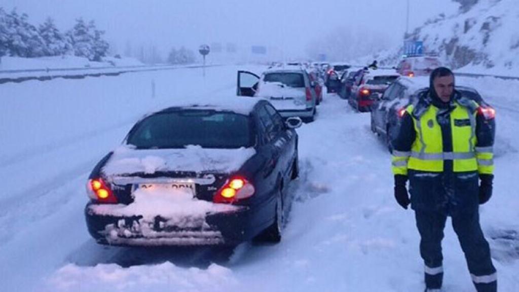 Coches afectados por la nieve en la AP-6