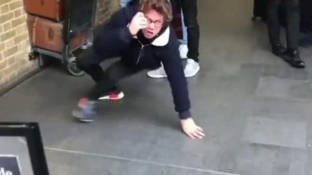 Un fan de Harry Potter trata de atravesar la pared del andén 9 y 3/4 y ¡PAF!