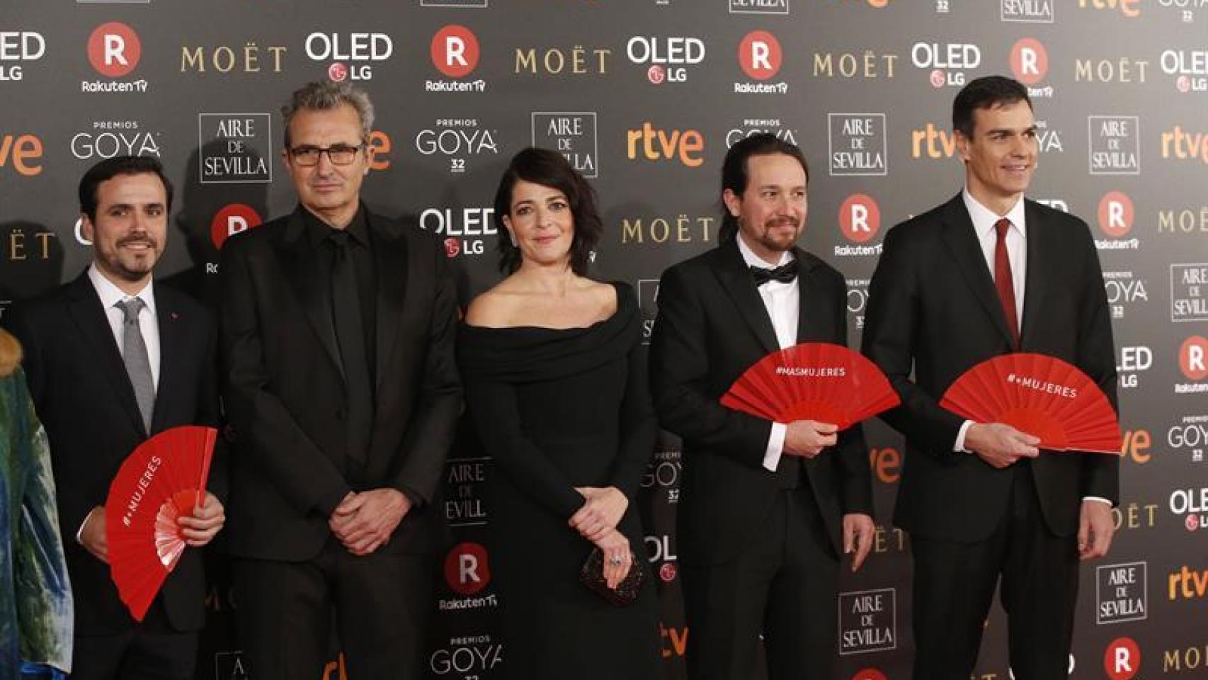 Los vicepresidentes posan con los políticos en los Goya.